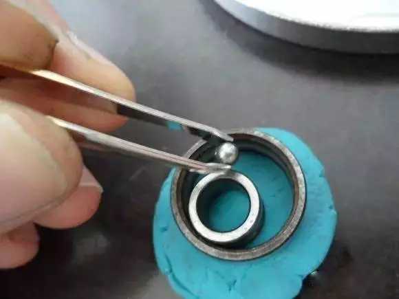 將滾珠放進內外圈中間的空隙